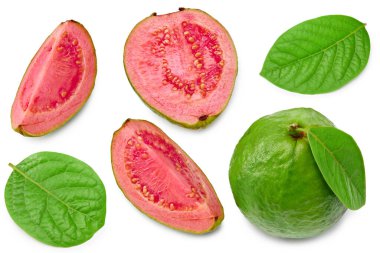 Beyaz arka planda dilimlenmiş guava. Kesme yolu. en üstteki görünüm
