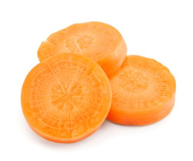 Dilimlenmiş havuç beyaz arka planda izole edilmiş. kırpma yolu