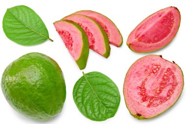 Beyaz arka planda dilimlenmiş guava. Kesme yolu. en üstteki görünüm