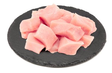 Beyaz arka planda, siyah yuvarlak taştan tabakta çiğ tavuk filetosu. kırpma yolu