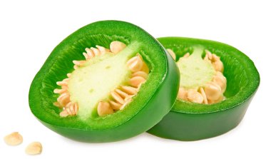 Dilimlenmiş jalapeno biberleri beyaz arka planda izole edilmiş. Yeşil biber. Capsicum annuum. kırpma yolu