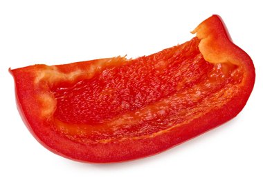 Dilimlenmiş kırmızı dolmalık biber beyaz arka planda izole edilmiş. kırpma yolu