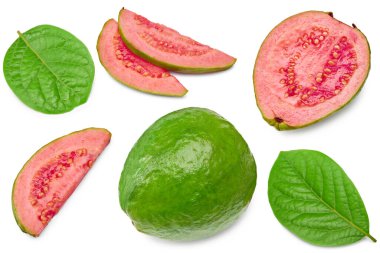 Beyaz arka planda dilimlenmiş guava. Kesme yolu. en üstteki görünüm