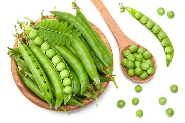 新鲜的绿色豌豆豆荚在木制碗中 与白色背景隔离 快捷方式 顶部视图 — 图库照片