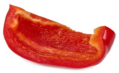 Dilimlenmiş kırmızı dolmalık biber beyaz arka planda izole edilmiş. Kesme yolu. en üstteki görünüm