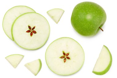 Beyaz arka planda izole edilmiş dilimli yeşil elma. Üst Manzara. kırpma yolu