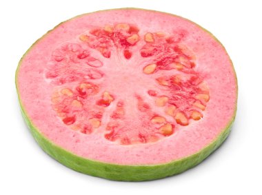 Dilimlenmiş guava beyaz arka planda izole edilmiş. kırpma yolu