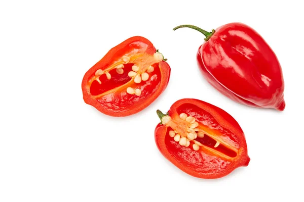 Dilimlenmiş Habanero Chili Kırmızı Biber Beyaz Arka Planda Izole Edilmiş — Stok fotoğraf