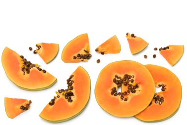Beyaz arka planda izole edilmiş dilimlenmiş papaya meyvesi. Egzotik meyve. Kesme yolu. en üstteki görünüm