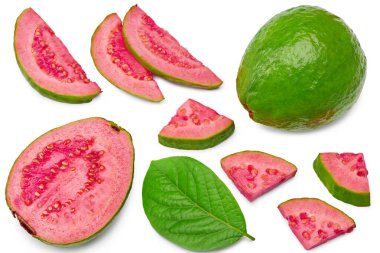 Beyaz arka planda dilimlenmiş guava. Kesme yolu. en üstteki görünüm