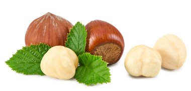 Yeşil yapraklı fındıklar beyaz arka plan makrosu üzerinde izole edilmiş. kırpma yolu