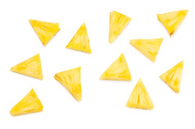 Beyaz arka planda izole edilmiş dilimlenmiş ananas. Egzotik meyve. Kesme yolu. en üstteki görünüm