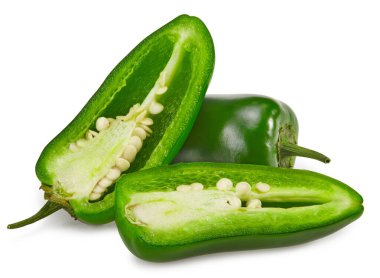 Dilimlenmiş jalapeno biberleri beyaz arka planda izole edilmiş. Yeşil biber. Capsicum annuum. kırpma yolu