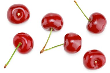 Kırmızı kiraz beyaz arka planda izole edilmiş. Kesme yolu. en üstteki görünüm