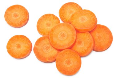 Dilimlenmiş havuç beyaz arka planda izole edilmiş. kırpma yolu