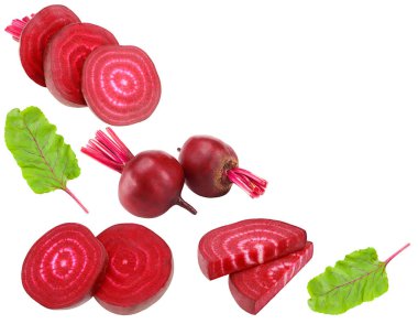 Dilimlenmiş pancar kökü ve beyaz arka planda yeşil yapraklar. kırpma yolu