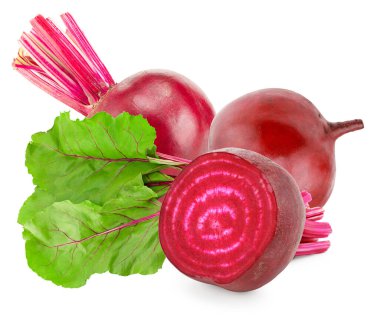 Dilimlenmiş pancar kökü ve beyaz arka planda yeşil yapraklar. kırpma yolu