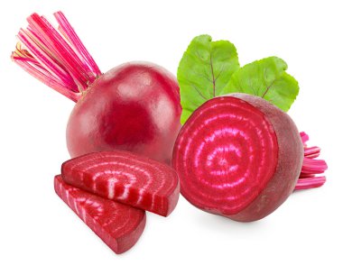 Dilimlenmiş pancar kökü ve beyaz arka planda yeşil yapraklar. kırpma yolu