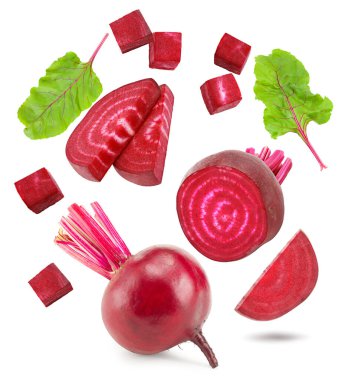 Dilimlenmiş pancar kökü ve beyaz arka planda yeşil yapraklar. kırpma yolu