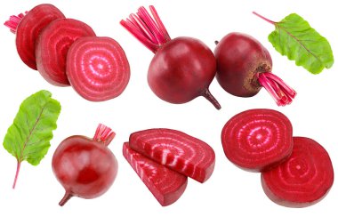 Dilimlenmiş pancar kökü beyaz arka planda izole edilmiş. kırpma yolu