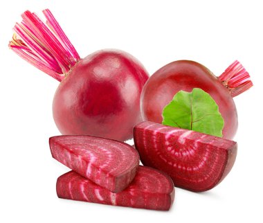 Dilimlenmiş pancar kökü beyaz arka planda izole edilmiş. kırpma yolu