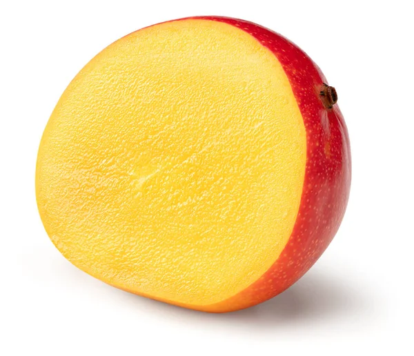 Dilimlenmiş mango beyaz arka planda izole edilmiş. kırpma yolu