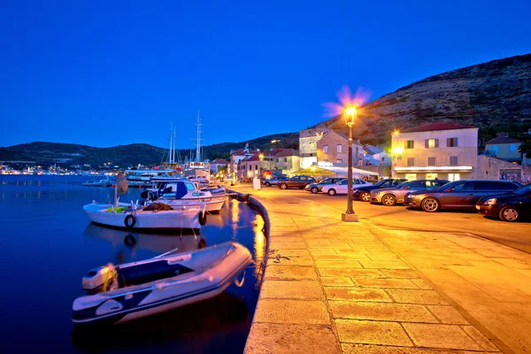 Stad Vis waterkant avond weergave — Stockfoto