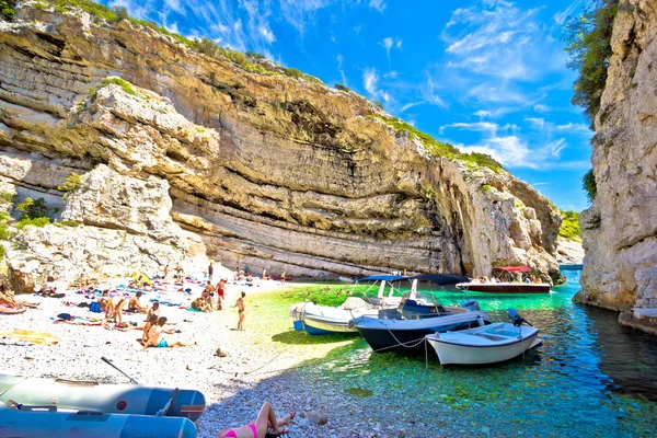 Praia idílica de Stinva na ilha de Vis — Fotografia de Stock