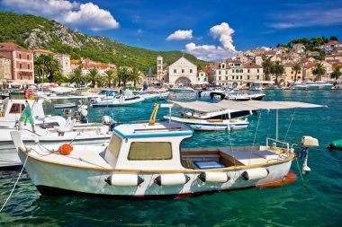 Hvar Adası'nın turkuaz waterfront
