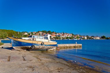 Ugljan Adası denizin kenarında eski tekne