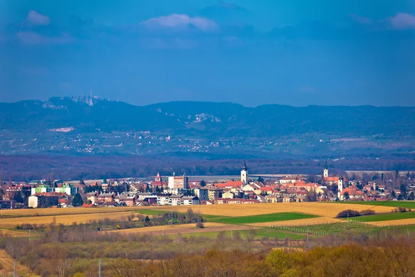 Cidade de Krizevci e montanha Kalnik — Fotografia de Stock