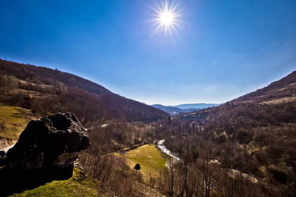 Korana Flussbrücke und Landschaft — Stockfoto