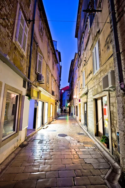 Velha rua de pedra de Zadar vista à noite — Fotografia de Stock