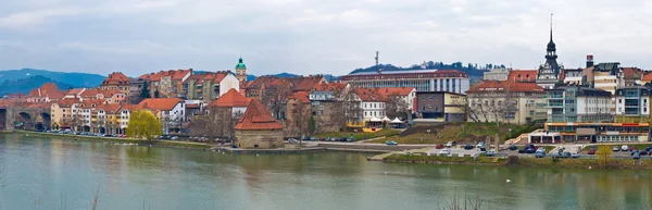 Staden av Maribor riverfront Panorama — Stockfoto