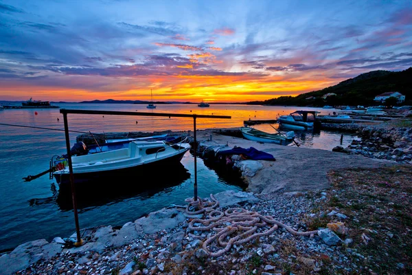 Tramonto idilliaco nel vecchio porto dei pescatori — Foto Stock