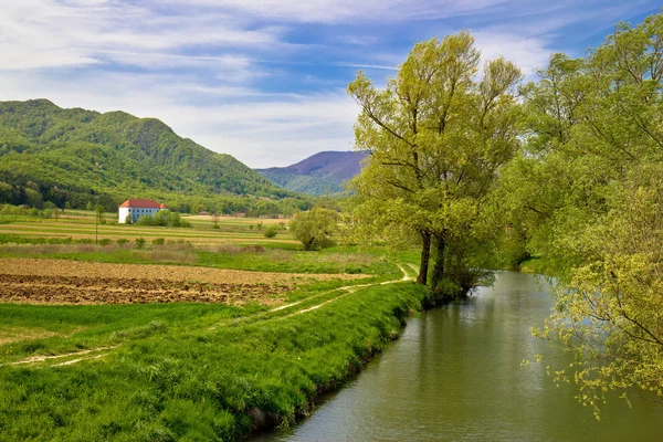 Río Bednja y castillo de Bela vista de primavera — Foto de Stock