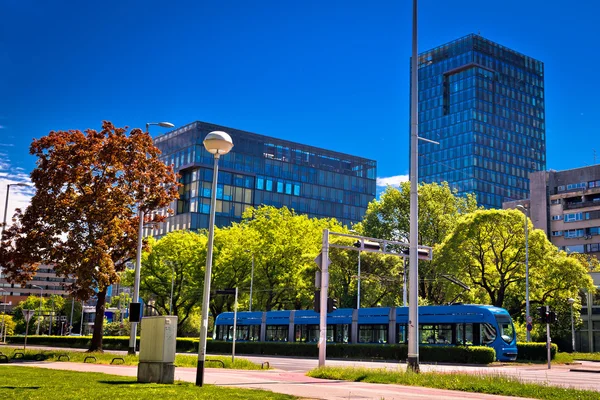 Tram Zagabria ed edifici moderni — Foto Stock