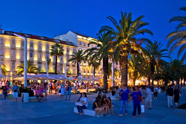 Cidade de Split quadrado à noite panorama — Fotografia de Stock