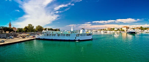 Ville de Zadar front de mer et port de ferry — Photo