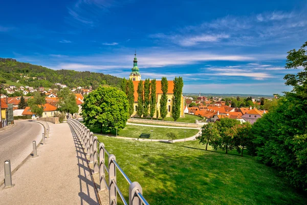 Ciudad de Samobor iglesia un naturaleza verde — Foto de Stock