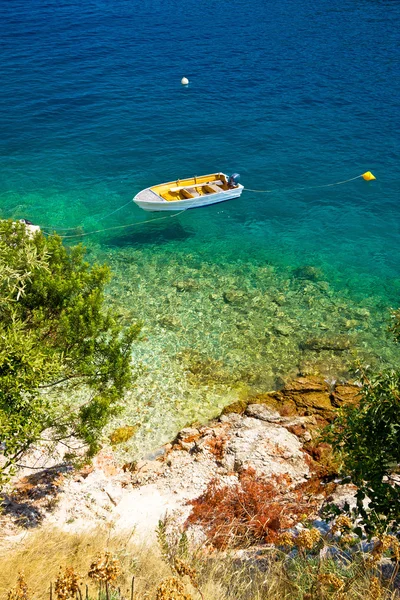 Barco solitario en la playa idílica — Foto de Stock