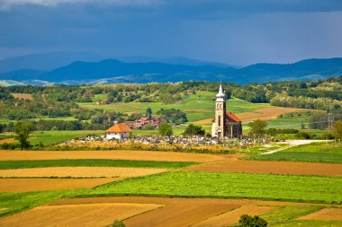 Kilise ve mezarlık pitoresk peyzaj üzerinde