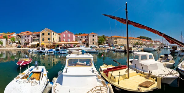 Kleurrijk dorp van Sali op Dugi Otok-island — Stockfoto