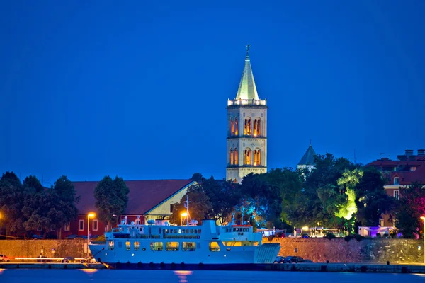 Stad van Zadar waterkant avond weergave — Stockfoto