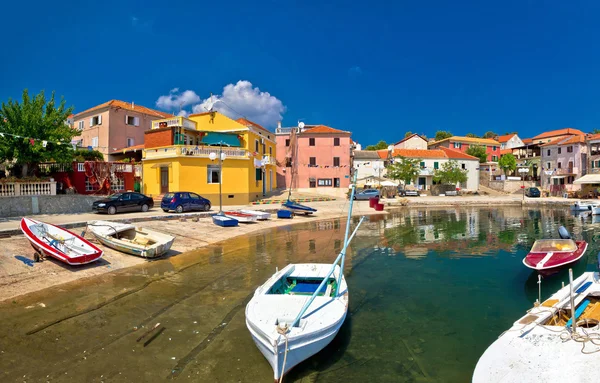 Vieux port méditerranéen dans le village de Sali — Photo