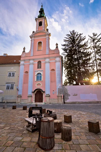 Vieille église Varazdin et vue sur la rue — Photo