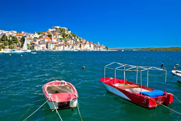 Antigua ciudad de la UNESCO de Sibenik vista de la costa —  Fotos de Stock