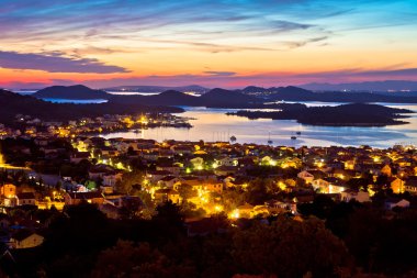 Murter Island'dan batımında Adriyatik adalar 