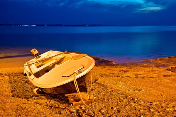 Pescadores barco por el mar vista de la noche —  Fotos de Stock