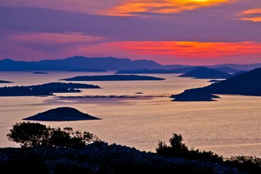 Gün batımında Adriyatik adalar havadan görünümü